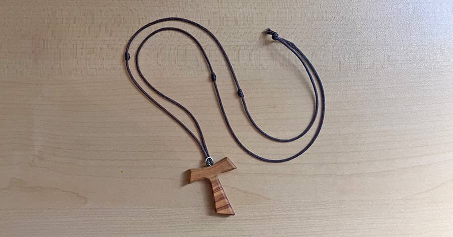 Tau necklace with three knots
